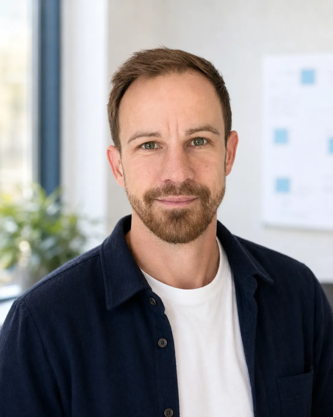 Portrait von David Rofall in einem hellen Büro