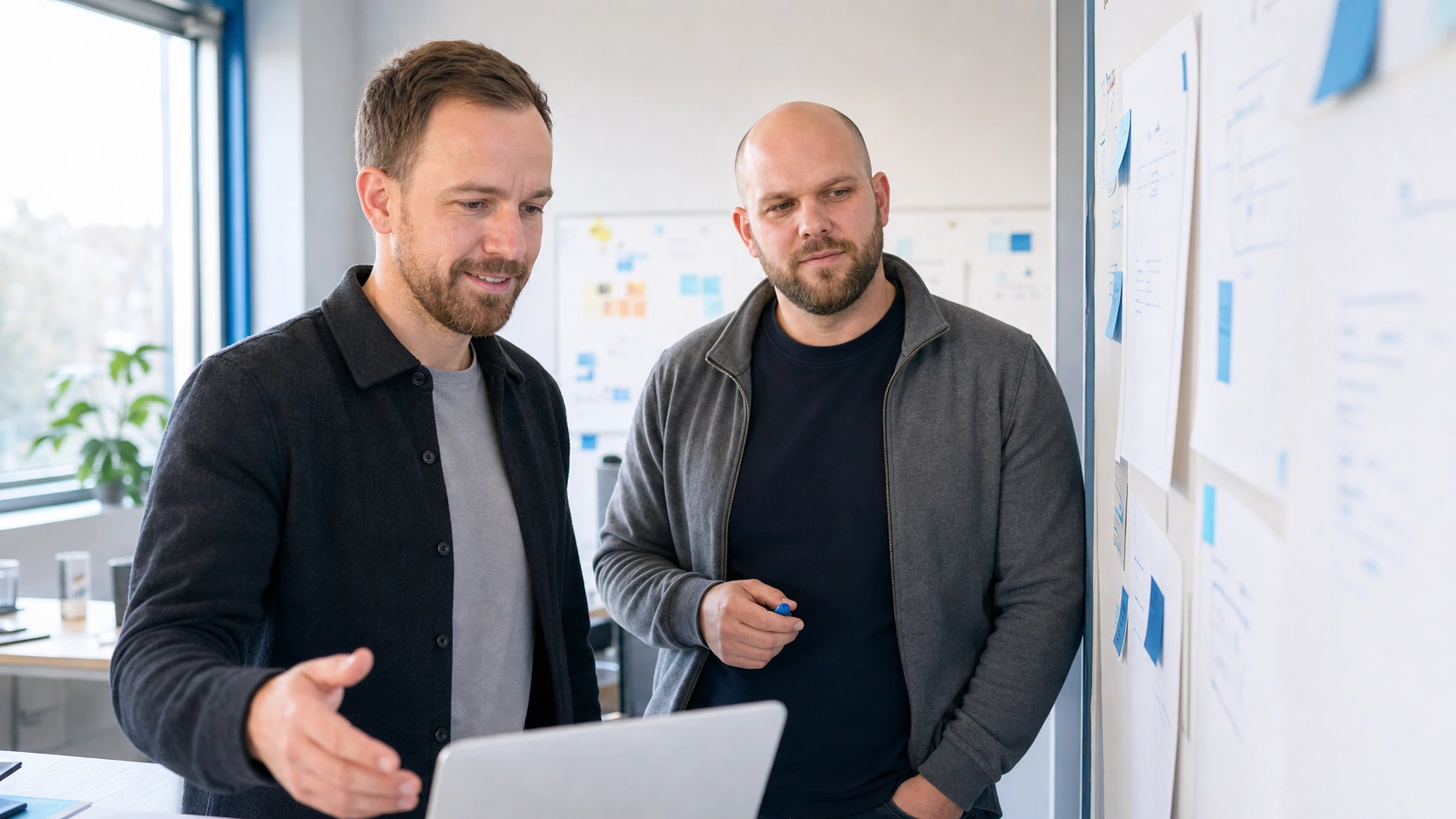 Frederic Baltes und David Rofall in einem Arbeitsgespräch am Tisch